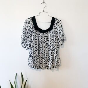 3/$25 White Ginger Black + White Aztec Blouse sz 1